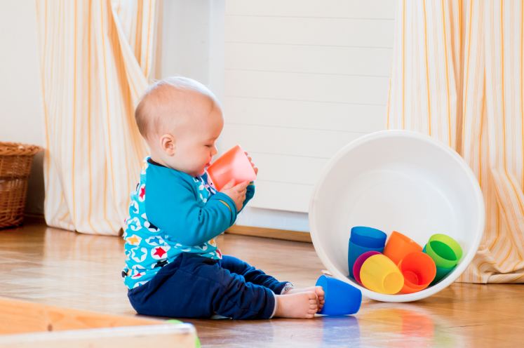 Pikler Spielraum im Hebammenzentrum Graz, Baby spielt in vorbereiteter Umgebung